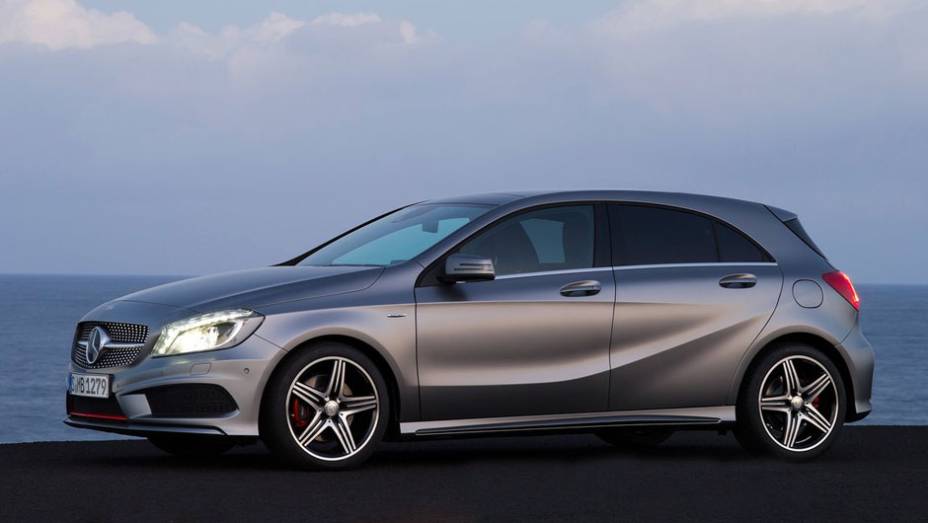 O pacote da AMG deixa o Classe A com ar ainda mais esportivo | <a href="https://quatrorodas.abril.com.br/saloes/genebra/2012/mercedes-benz-classe-678631.shtml" rel="migration">Leia mais</a>