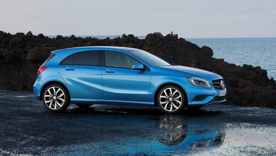 Hatchback lembra um pouco os traços da também renovada Classe B | <a href="https://quatrorodas.abril.com.br/saloes/genebra/2012/mercedes-benz-classe-678631.shtml" rel="migration">Leia mais</a>