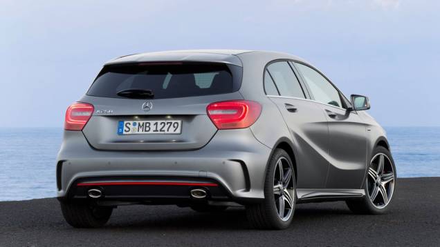 As lanternas ajudam a deixar o carro com ar musculoso | <a href="https://quatrorodas.abril.com.br/saloes/genebra/2012/mercedes-benz-classe-678631.shtml" rel="migration">Leia mais</a> As lanternas ajudam a deixar o carro com ar musculoso | <a href="https://quatrorodas.abril.com.br/saloes/genebra/2012/mercedes-benz-classe-678631.shtml" rel="migration">Leia mais</a>