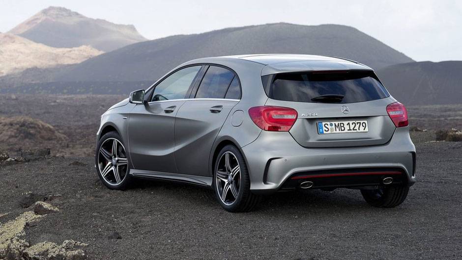 Para-choque esportivo incorpora as sa&iacute;da dupla de escape | <a href="https://quatrorodas.abril.com.br/saloes/genebra/2012/mercedes-benz-classe-678631.shtml" rel="migration">Leia mais</a>