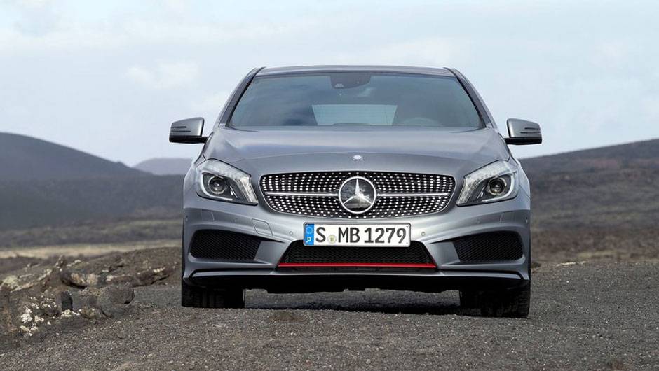 A grade frontal n&atilde;o esconde a inspira&ccedil;&atilde;o no superesportivo SLS AMG | <a href="https://quatrorodas.abril.com.br/saloes/genebra/2012/mercedes-benz-classe-678631.shtml" rel="migration">Leia mais</a>