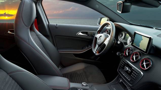 Bancos esportivos e volante com base achatada: nem parece que estamos dentro de um Classe A | <a href="https://quatrorodas.abril.com.br/saloes/genebra/2012/mercedes-benz-classe-678631.shtml" rel="migration">Leia mais</a> Bancos esportivos e volante com base achatada: nem parece que estamos dentro de um Classe A | <a href="https://quatrorodas.abril.com.br/saloes/genebra/2012/mercedes-benz-classe-678631.shtml" rel="migration">Leia mais</a>