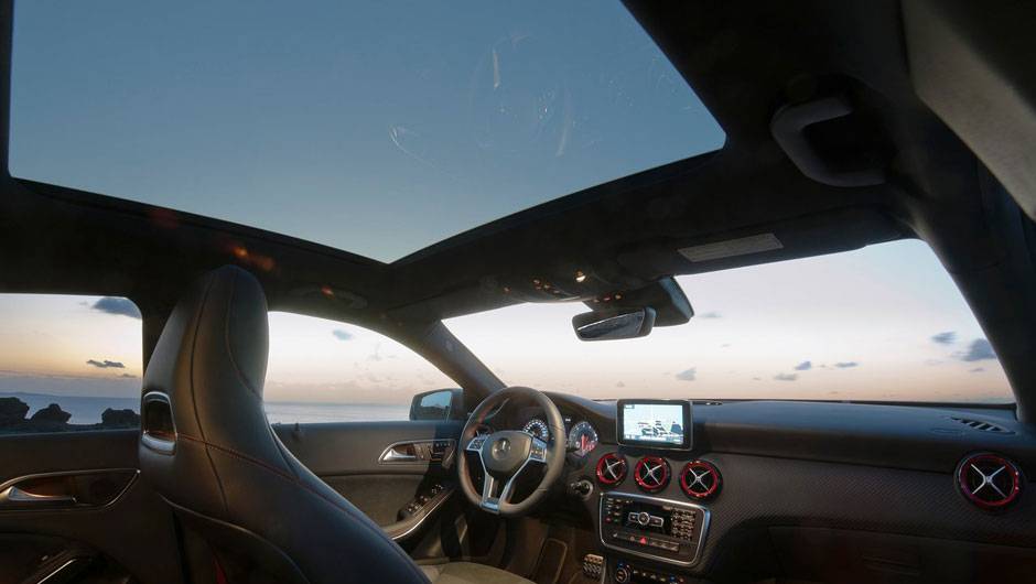 Teto solar panor&acirc;mico deixa o interior ainda mais iluminado | <a href="https://quatrorodas.abril.com.br/saloes/genebra/2012/mercedes-benz-classe-678631.shtml" rel="migration">Leia mais</a>