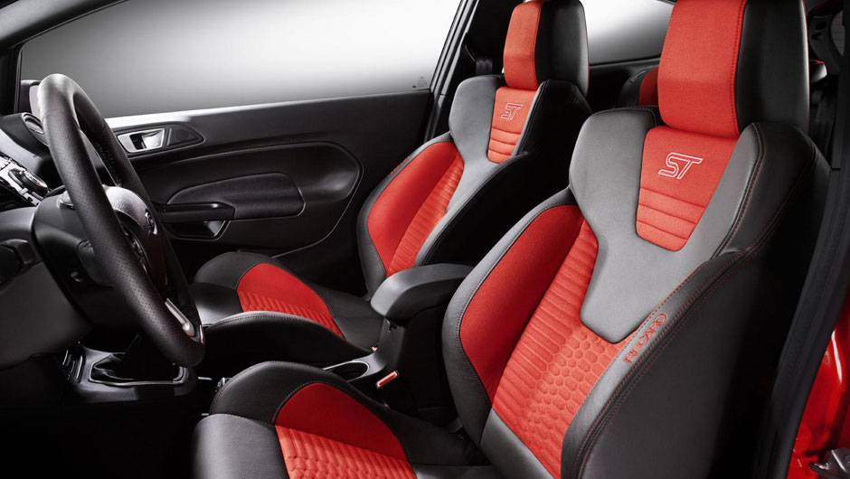 Assentos esportivos Recaro s&atilde;o destaque
