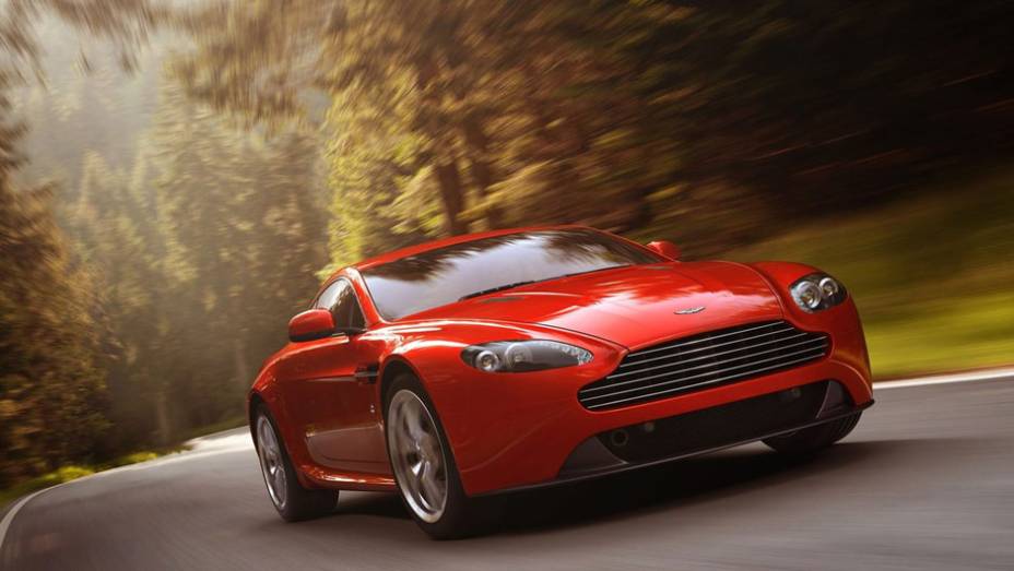 Novidades são para-choque dianteiro mais baixo, silhueta redesenhada e difusor integrado ao para-choque traseiro | <a href="https://quatrorodas.abril.com.br/saloes/genebra/2012/aston-martin-v8-vantage-678482.shtml" rel="migration">Leia mais</a>