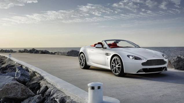 V8 Vantage tem motor 4.7 de 420 cv de potência | <a href="https://quatrorodas.abril.com.br/saloes/genebra/2012/aston-martin-v8-vantage-678482.shtml" rel="migration">Leia mais</a> V8 Vantage tem motor 4.7 de 420 cv de potência | <a href="https://quatrorodas.abril.com.br/saloes/genebra/2012/aston-martin-v8-vantage-678482.shtml" rel="migration">Leia mais</a>