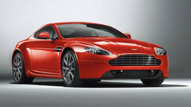 Transmissão manual de seis velocidades é de série | <a href="https://quatrorodas.abril.com.br/saloes/genebra/2012/aston-martin-v8-vantage-678482.shtml" rel="migration">Leia mais</a>