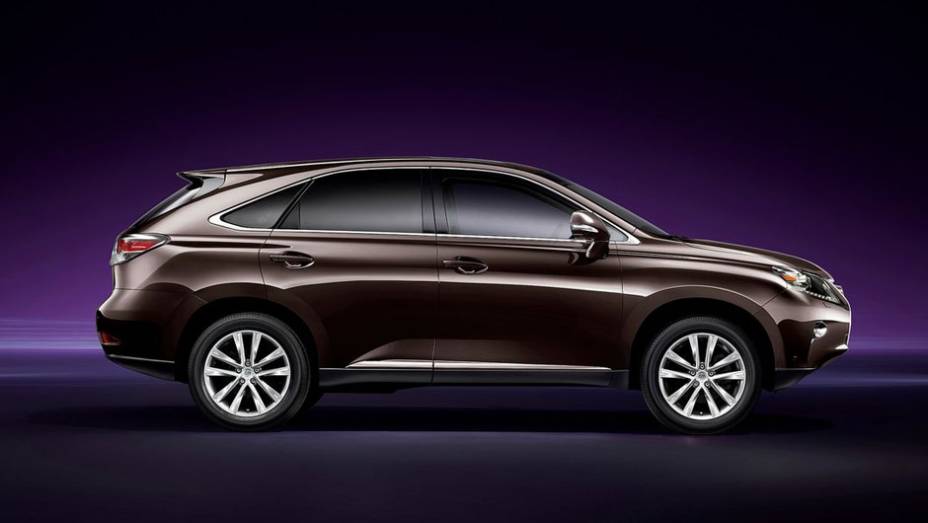 Modelo ganhou novo para-choque frontal, faróis com LEDs | <a href="https://quatrorodas.abril.com.br/saloes/genebra/2012/lexus-rx-678808.shtml" rel="migration">Leia mais</a>