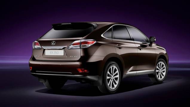 Novas rodas de 19 polegadas equipam o modelo | <a href="https://quatrorodas.abril.com.br/saloes/genebra/2012/lexus-rx-678808.shtml" rel="migration">Leia mais</a> Novas rodas de 19 polegadas equipam o modelo | <a href="https://quatrorodas.abril.com.br/saloes/genebra/2012/lexus-rx-678808.shtml" rel="migration">Leia mais</a>