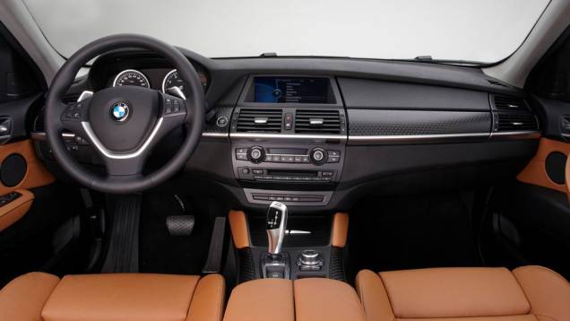 Interior luxuoso conta com diversos elementos tecnológicos | <a href="https://quatrorodas.abril.com.br/saloes/genebra/2012/bmw-x6-678572.shtml" rel="migration">Leia mais</a>