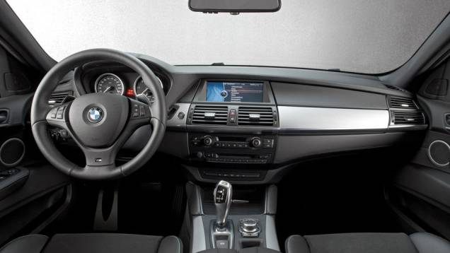 Dentre os opcionais está o couro Alcantara/Nappa | <a href="https://quatrorodas.abril.com.br/saloes/genebra/2012/bmw-x6-678572.shtml" rel="migration">Leia mais</a> Dentre os opcionais está o couro Alcantara/Nappa | <a href="https://quatrorodas.abril.com.br/saloes/genebra/2012/bmw-x6-678572.shtml" rel="migration">Leia mais</a>