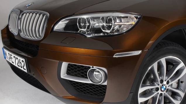 Farois foram redesenhados | <a href="https://quatrorodas.abril.com.br/saloes/genebra/2012/bmw-x6-678572.shtml" rel="migration">Leia mais</a> Farois foram redesenhados | <a href="https://quatrorodas.abril.com.br/saloes/genebra/2012/bmw-x6-678572.shtml" rel="migration">Leia mais</a>