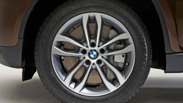 Opcional pode incluir rodas de liga leve de 20 polegadas | <a href="https://quatrorodas.abril.com.br/saloes/genebra/2012/bmw-x6-678572.shtml" rel="migration">Leia mais</a> Opcional pode incluir rodas de liga leve de 20 polegadas | <a href="https://quatrorodas.abril.com.br/saloes/genebra/2012/bmw-x6-678572.shtml" rel="migration">Leia mais</a>