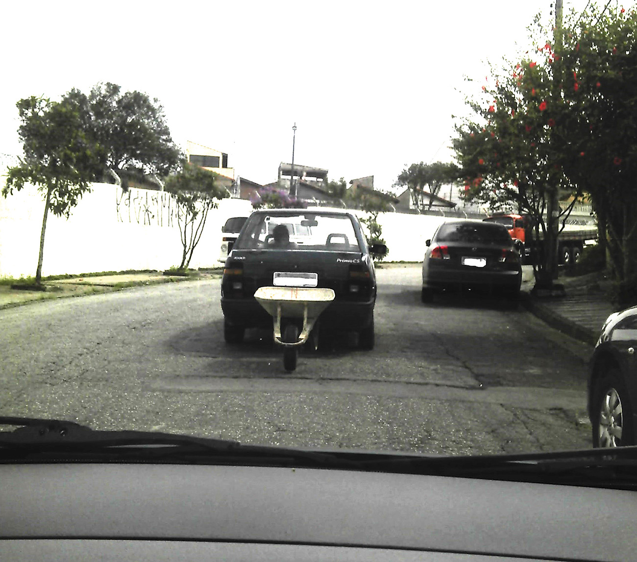 Viva voz Dupla falta: carrinho - e ainda por cima, de mão. Apito nele!