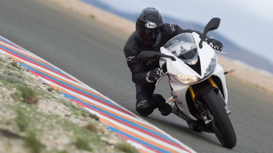 A Daytona 675R chega às concessionárias em junho pelo preço sugerido de R$ 48.690,00 (na cor branca) | <a href="%20https://quatrorodas.abril.com.br/moto/noticias/triumph-lanca-daytona-675r-street-triple-741449.shtml" rel="migration">Leia mais</a>