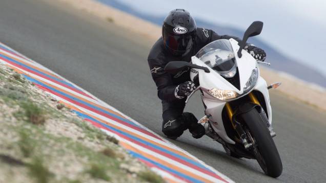 A Daytona 675R chega às concessionárias em junho pelo preço sugerido de R$ 48.690,00 (na cor branca) | <a href="%20https://quatrorodas.abril.com.br/moto/noticias/triumph-lanca-daytona-675r-street-triple-741449.shtml" rel="migration">Leia mais</a> A Daytona 675R chega às concessionárias em junho pelo preço sugerido de R$ 48.690,00 (na cor branca) | <a href="%20https://quatrorodas.abril.com.br/moto/noticias/triumph-lanca-daytona-675r-street-triple-741449.shtml" rel="migration">Leia mais</a>
