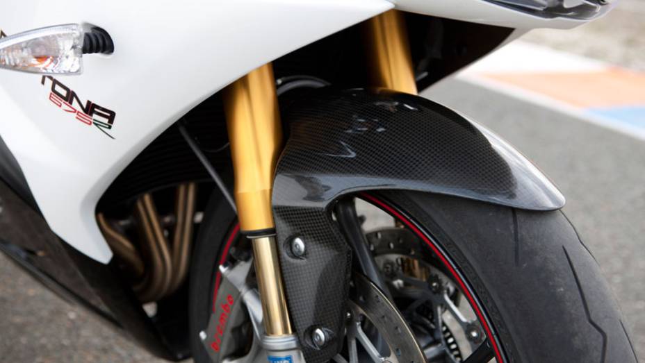 A superesportiva Triumph Daytona 675R foi totalmente remodelada no início de 2013 | <a href="https://quatrorodas.abril.com.br/moto/noticias/triumph-lanca-daytona-675r-street-triple-741449.shtml" rel="migration">Leia mais</a>