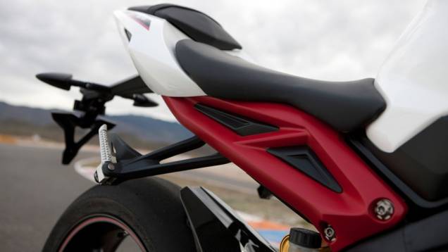 A moto de 2013 possui novo quadro, braço oscilante, rodas, suspensão (Öhlins, totalmente ajustável), freios (Brembo), tanque de combustível, carenagens, faróis etc | <a href="%20https://quatrorodas.abril.com.br/moto/noticias/triumph-lanca-daytona-675r-street" rel="migration"></a> A moto de 2013 possui novo quadro, braço oscilante, rodas, suspensão (Öhlins, totalmente ajustável), freios (Brembo), tanque de combustível, carenagens, faróis etc | <a href="%20https://quatrorodas.abril.com.br/moto/noticias/triumph-lanca-daytona-675r-street" rel="migration"></a>