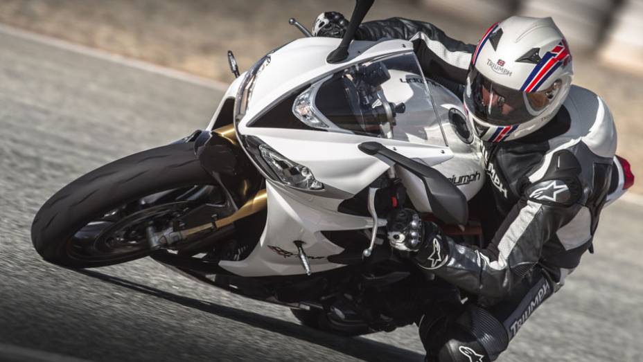 Torque máximo de 7,55 mkgf a 11.900, pesando 184 kg | <a href="https://quatrorodas.abril.com.br/moto/noticias/triumph-lanca-daytona-675r-street-triple-741449.shtml" rel="migration">Leia mais</a>