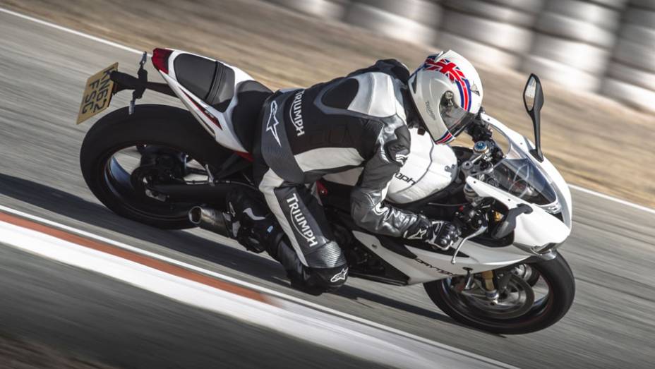 A motocicleta é 1 kg mais leve que a versão anterior, já que utiliza peças de fibra de carbono da mais alta qualidade | <a href="%20https://quatrorodas.abril.com.br/moto/noticias/triumph-lanca-daytona-675r-street-triple-741449.shtml" rel="migration">Leia mais</a>