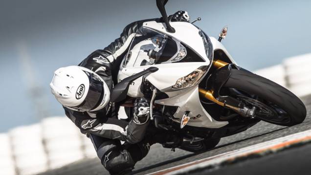 A Daytona 675R conta ainda com embreagem deslizante assistida. | <a href="https://quatrorodas.abril.com.br/moto/noticias/triumph-lanca-daytona-675r-street-triple-741449.shtml" rel="migration">Leia mais</a>