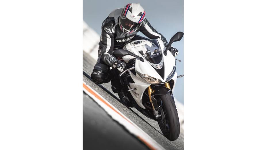 Triumph apresenta Daytona 675R no Brasil | <a href="https://quatrorodas.abril.com.br/moto/noticias/triumph-lanca-daytona-675r-street-triple-741449.shtml" rel="migration">Leia mais</a>