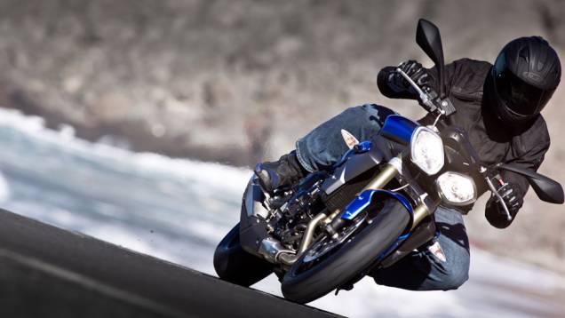 Seu motor é refrigerado à água e possui 12 válvulas, três cilindros e 675 cc | <a href="https://quatrorodas.abril.com.br/moto/noticias/triumph-lanca-daytona-675r-street-triple-741449.shtml" rel="migration">Leia mais</a> Seu motor é refrigerado à água e possui 12 válvulas, três cilindros e 675 cc | <a href="https://quatrorodas.abril.com.br/moto/noticias/triumph-lanca-daytona-675r-street-triple-741449.shtml" rel="migration">Leia mais</a>