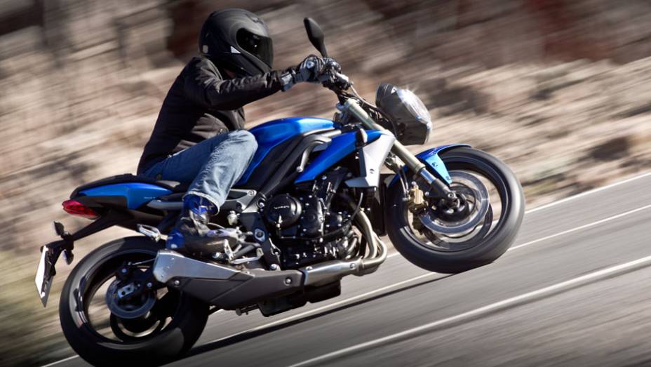 A Street Triple gera uma potência de 85,1 cavalos a 11.200 rpm | <a href="https://quatrorodas.abril.com.br/moto/noticias/triumph-lanca-daytona-675r-street-triple-741449.shtml" rel="migration">Leia mais</a>