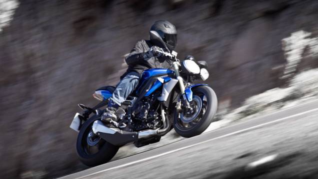 Seu torque máximo é de 6,12 mkgf a 8.300 rpm | <a href="https://quatrorodas.abril.com.br/moto/noticias/triumph-lanca-daytona-675r-street-triple-741449.shtml" rel="migration">Leia mais</a>