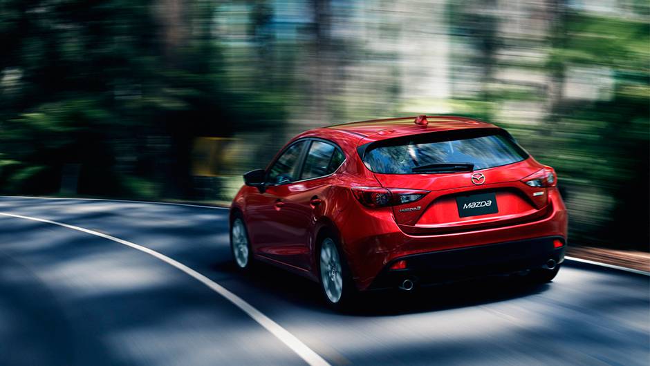 O hatch, que &eacute; o modelo mais vendido globalmente pela marca japonesa, foi reformulado e teve suas dimens&otilde;es alteradas | <a href="https://quatrorodas.abril.com.br/saloes/frankfurt/2013/mazda3-752102.shtml" rel="migration">Leia mais</a>