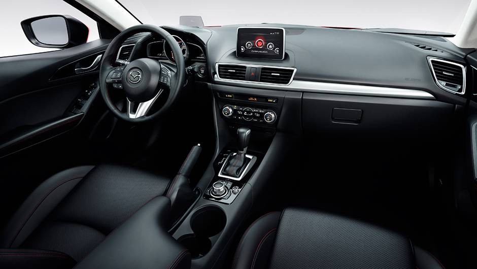 Dentro da cabine, a novidade fica por conta do Active Driving Display, dispositivo que mostra informa&ccedil;&otilde;es como velocidade do carro e instru&ccedil;&otilde;es para navega&ccedil;&atilde;o GPS | <a href="https://quatrorodas.abril.com.br/saloes/frankfurt/2013/mazda3-752102.shtml" rel="migration">Leia m</a>