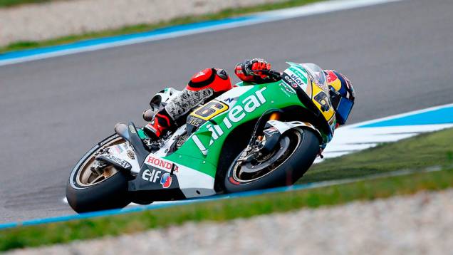 Stefan Bradl fecha a primeira fila na largada | <a href="https://quatrorodas.abril.com.br/moto/noticias/motogp-crutchlow-conquista-pole-assen-745300.shtml" rel="migration">Leia mais</a>