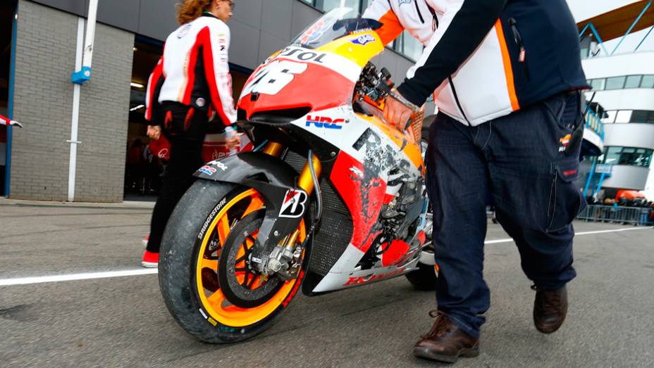 Moto de Dani Pedrosa após queda | <a href="https://quatrorodas.abril.com.br/moto/noticias/motogp-crutchlow-conquista-pole-assen-745300.shtml" rel="migration">Leia mais</a>