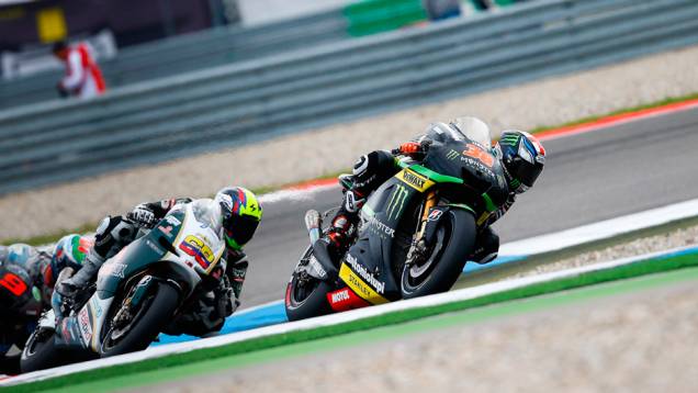 Bradley Smith garantiu o sexto lugar no grid de largada | <a href="https://quatrorodas.abril.com.br/moto/noticias/motogp-crutchlow-conquista-pole-assen-745300.shtml" rel="migration">Leia mais</a>