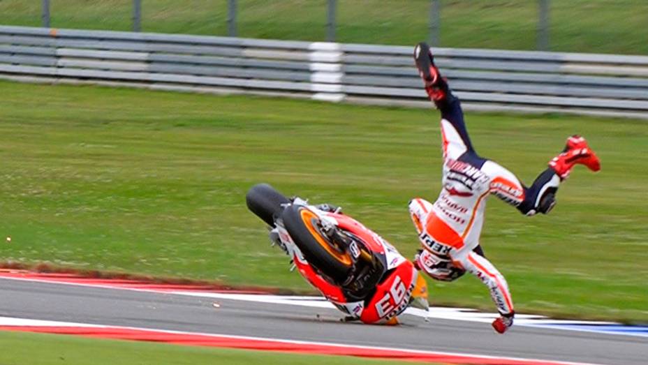 Queda de Marc Márquez durante o treino classificatório | <a href="https://quatrorodas.abril.com.br/moto/noticias/motogp-crutchlow-conquista-pole-assen-745300.shtml" rel="migration">Leia mais</a>