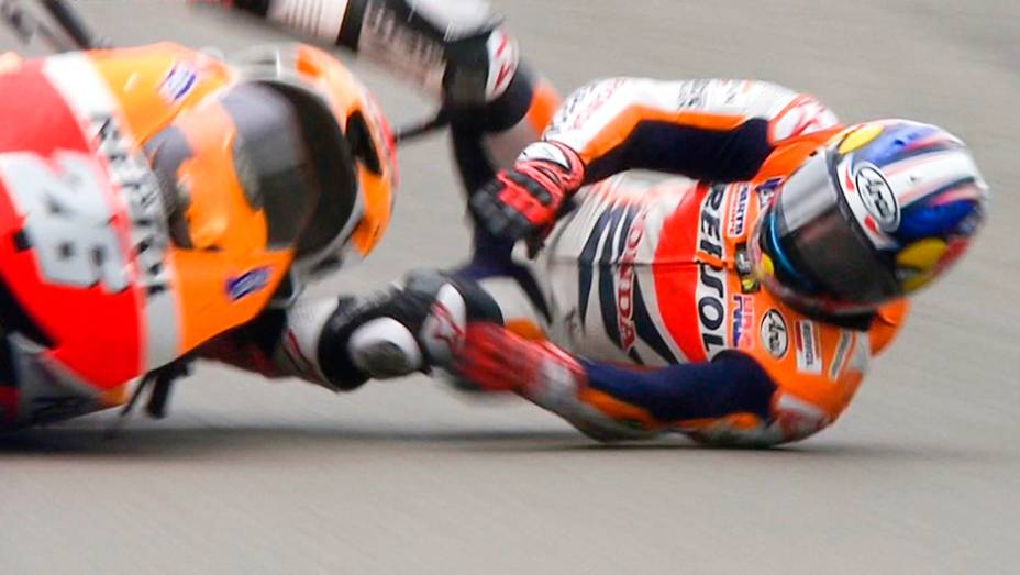 Queda de Dani Pedrosa | <a href="https://quatrorodas.abril.com.br/moto/noticias/motogp-crutchlow-conquista-pole-assen-745300.shtml" rel="migration">Leia mais</a>