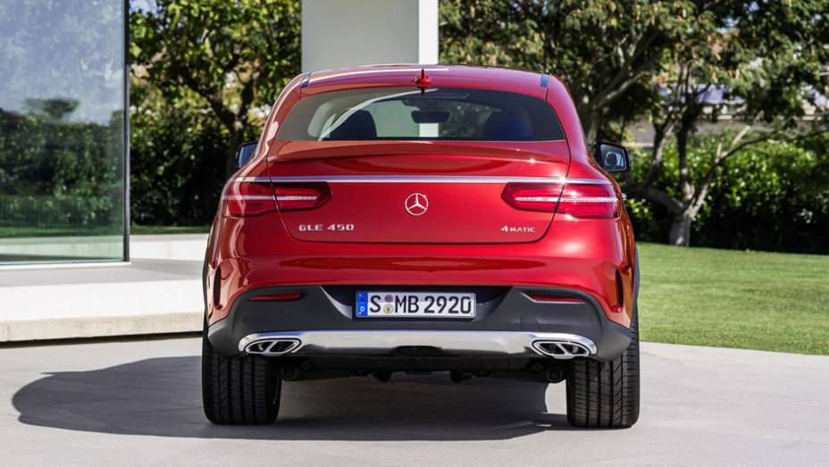 Carro tem porte de BMW X6, mas clara identidade visual da Mercedes | <a href="https://quatrorodas.abril.com.br/noticias/fabricantes/mercedes-divulga-oficialmente-nova-gle-820013.shtml" rel="migration">Leia mais</a>