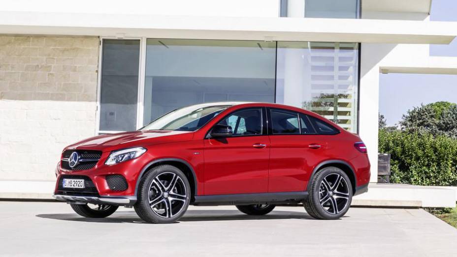 Sistema de suspensão inteligente diminui altura do carro em altas velocidades | <a href="https://quatrorodas.abril.com.br/noticias/fabricantes/mercedes-divulga-oficialmente-nova-gle-820013.shtml" rel="migration">Leia mais</a>