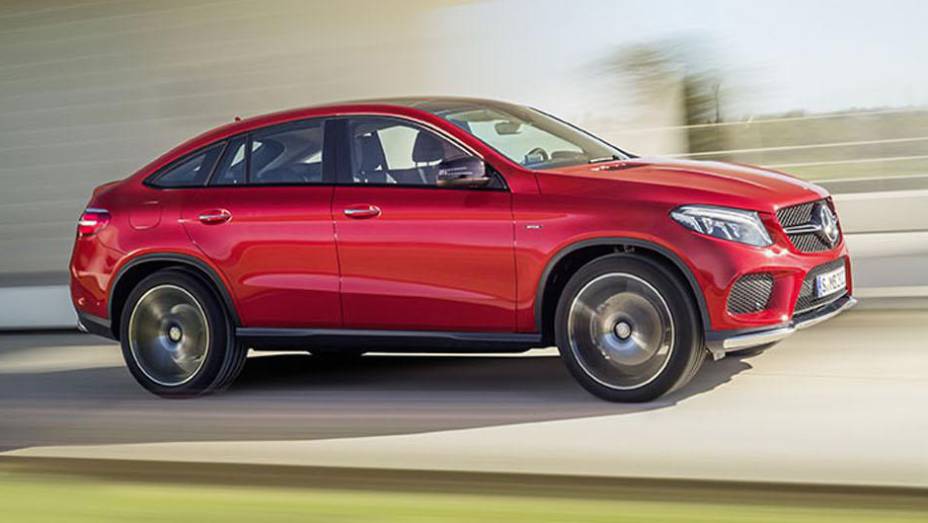 Modelo será lançado no Salão de Detroit, nos Estados Unidos, em janeiro de 2015 | <a href="https://quatrorodas.abril.com.br/noticias/fabricantes/mercedes-divulga-oficialmente-nova-gle-820013.shtml" rel="migration">Leia mais</a>