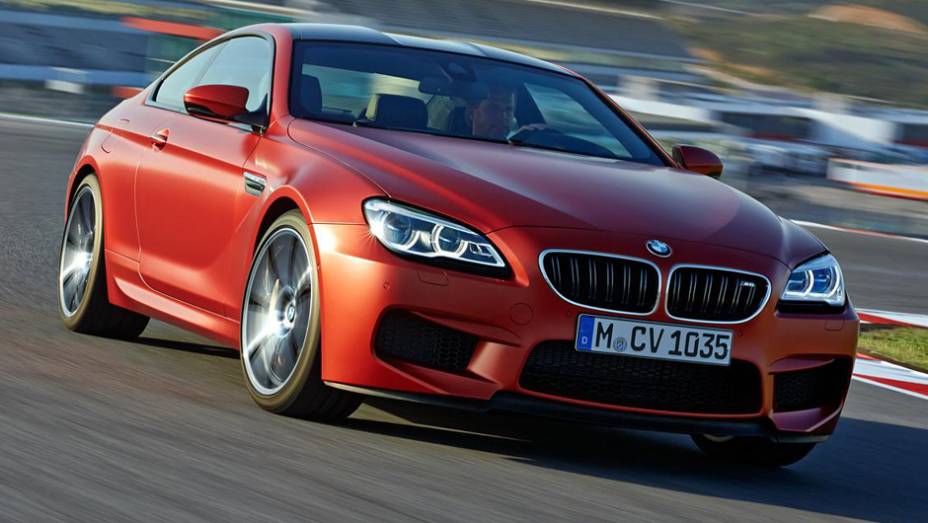 Foco principal das mudanças foi no para-choque e faróis dianteiros | <a href="https://quatrorodas.abril.com.br/noticias/saloes/detroit-2015/bmw-apresenta-nova-familia-serie-6-820099.shtml" rel="migration">Leia mais</a>