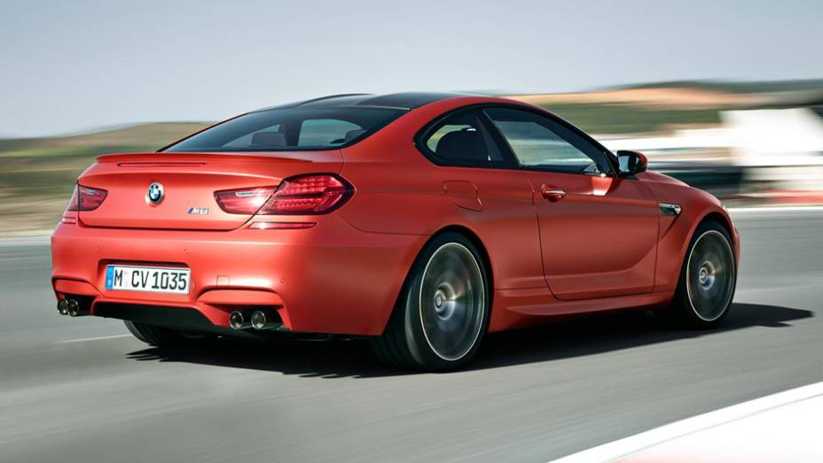 Na parte de trás o retoque foi no para-choque | <a href="https://quatrorodas.abril.com.br/noticias/saloes/detroit-2015/bmw-apresenta-nova-familia-serie-6-820099.shtml" rel="migration">Leia mais</a>