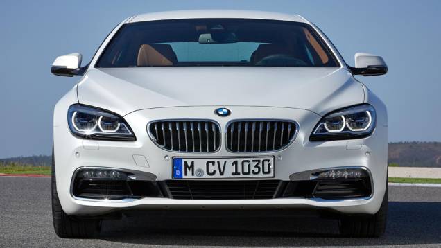 Porte e elegância continuam no modelo da BMW | <a href="https://quatrorodas.abril.com.br/noticias/saloes/detroit-2015/bmw-apresenta-nova-familia-serie-6-820099.shtml" rel="migration">Leia mais</a>