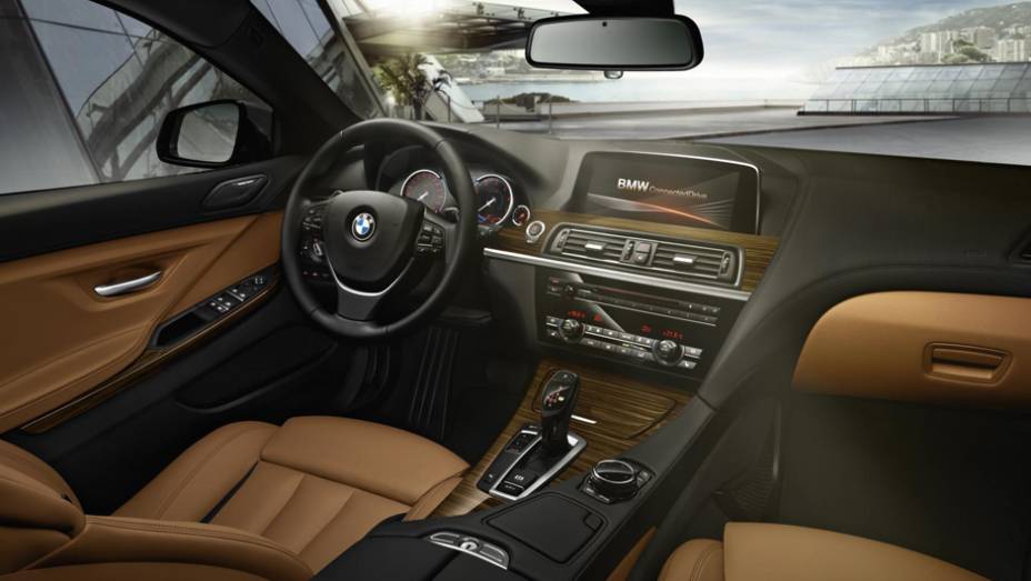Interior recebeu novo acabamento em dois tons e sistema de HUD atualizado | <a href="https://quatrorodas.abril.com.br/noticias/saloes/detroit-2015/bmw-apresenta-nova-familia-serie-6-820099.shtml" rel="migration">Leia mais</a>