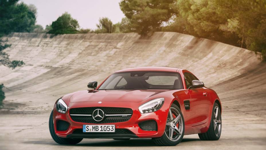 Depois de divulgar uma série de teasers nas últimas semanas, a Mercedes-Benz revelou o AMG GT | <a href="https://quatrorodas.abril.com.br/noticias/saloes/paris-2014/mercedes-benz-revela-amg-gt-799359.shtml" rel="migration">Leia mais</a>