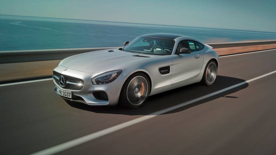 O peso total é estimado entre 1.540 e 1.570 kg | <a href="https://quatrorodas.abril.com.br/noticias/saloes/paris-2014/mercedes-benz-revela-amg-gt-799359.shtml" rel="migration">Leia mais</a>