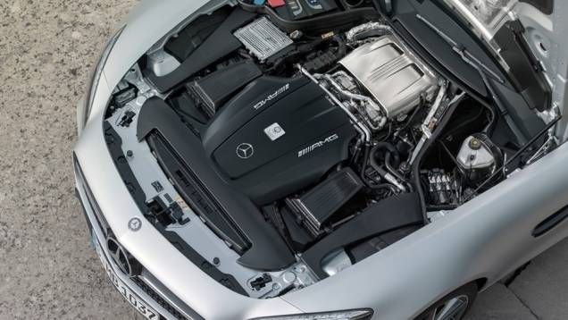 Sob o capô, o AMG GT é equipado com um novíssimo motor 4.0 V8 biturbo | <a href="http://quatrorodas.abril.com.br/noticias/saloes/paris-2014/mercedes-benz-revela-amg-gt-799359.shtml" rel="migration">Leia mais</a>