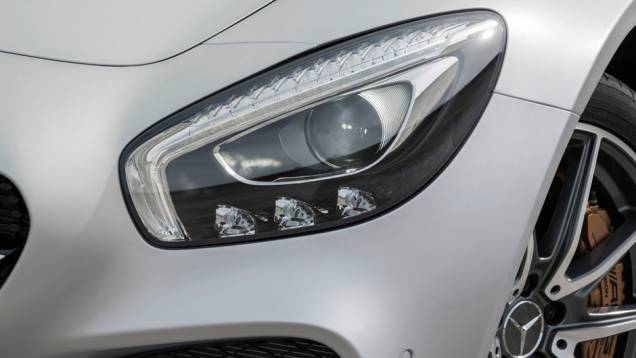 Mercedes AMG GT - novo esportivo da marca alemã finalmente chega ao mercado | <a href="http://quatrorodas.abril.com.br/noticias/saloes/paris-2014/mercedes-benz-revela-amg-gt-799359.shtml" rel="migration">Leia mais</a>