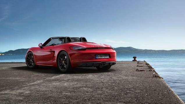 O modelo tem 330 cavalos de potência. | <a href="https://quatrorodas.abril.com.br/noticias/fabricantes/porsche-lanca-boxster-gts-cayman-gts-777156.shtml" rel="migration">Leia mais</a>