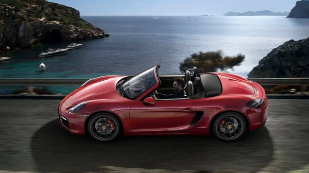 Chega aos 100 km/h em apenas 4,7 segundos e atinge 281 km/h. | <a href="https://quatrorodas.abril.com.br/noticias/fabricantes/porsche-lanca-boxster-gts-cayman-gts-777156.shtml" rel="migration">Leia mais</a>