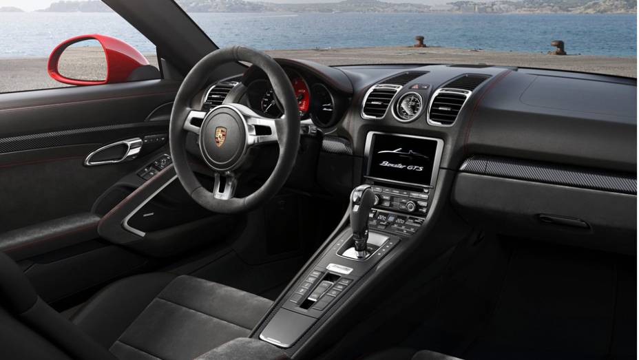 O interior têm com bancos esportivos e estofados em couro de Alcantara. | <a href="https://quatrorodas.abril.com.br/noticias/fabricantes/porsche-lanca-boxster-gts-cayman-gts-777156.shtml" rel="migration">Leia mais</a>